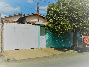 Alugar Casas / Padrão em São José do Rio Pardo. apenas R$ 750,00