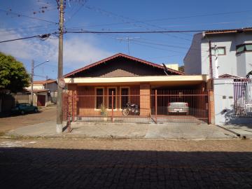 Alugar Casas / Padrão em São José do Rio Pardo. apenas R$ 970,00