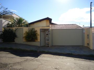 Alugar Casas / Padrão em São José do Rio Pardo. apenas R$ 3.000,00
