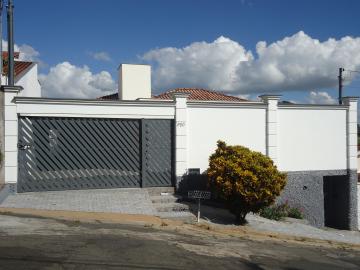 Alugar Casas / Padrão em São José do Rio Pardo. apenas R$ 1.800,00