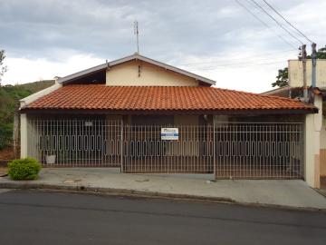 Alugar Casas / Padrão em São José do Rio Pardo. apenas R$ 900,00