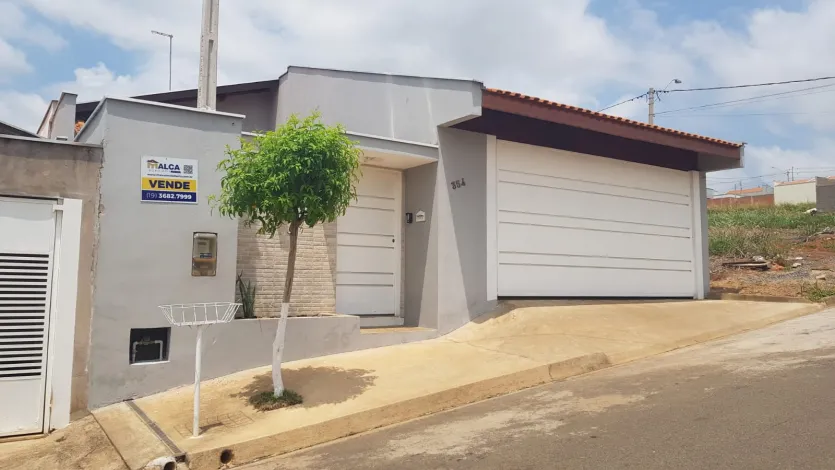 Alugar Casas / Padrão em São José do Rio Pardo. apenas R$ 1.400,00