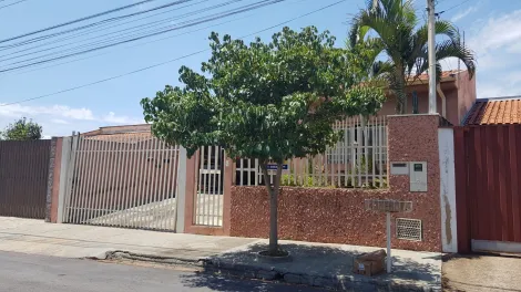 Alugar Casas / Padrão em São José do Rio Pardo. apenas R$ 480.000,00