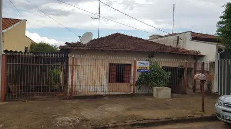 Alugar Casas / Padrão em São José do Rio Pardo. apenas R$ 424.000,00