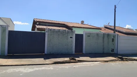 Alugar Casas / Padrão em São José do Rio Pardo. apenas R$ 1.150,00