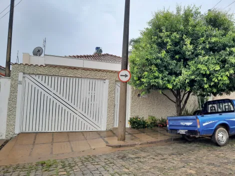 Alugar Casas / Padrão em São José do Rio Pardo. apenas R$ 680.000,00