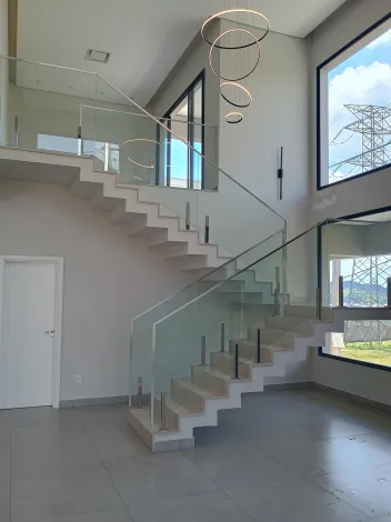 imagem 5 - Situada em condomínios fechados, casa de alto padrão te  oferece conforto e segurança imagem 5 - Situada em condomínios fechados, casa de alto padrão te  oferece conforto e segurança